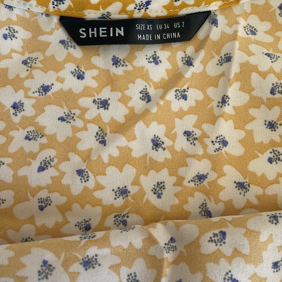 Women’s floral top. Size two - Picture 2 of 2